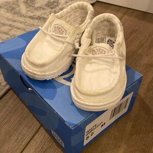 White hey dude Wally toddler break stitch size 8